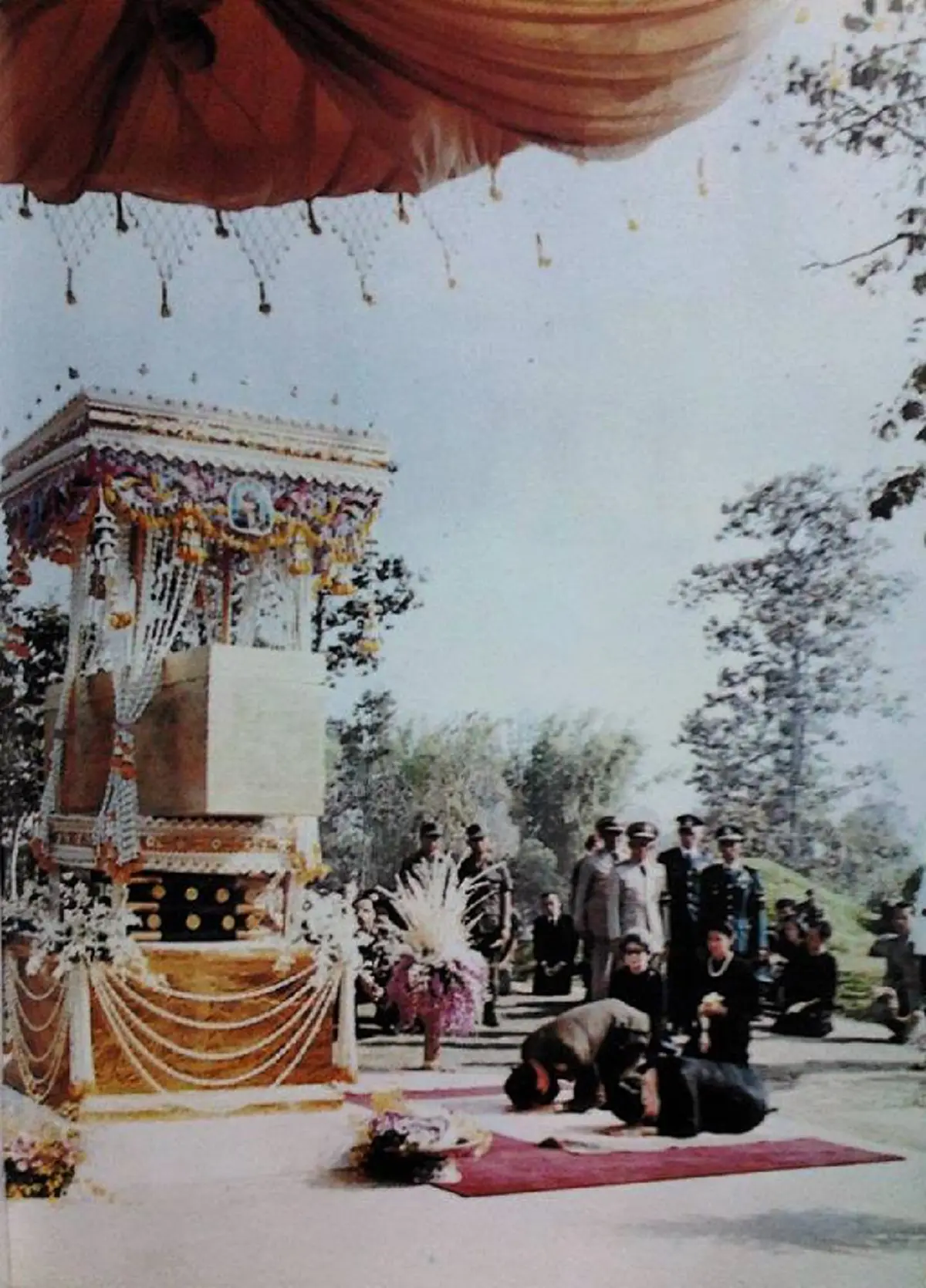 เป็นบุญตายิ่งนัก!! ภาพหาชมยาก "ในหลวง" ทรงไหว้หีบศพ "หลวงปู่ฝั้น อาจาโร" บุคคลสำคัญที่ในหลวงรัชกาลที่ ๙  ทรงเคารพนับถืออย่างมาก !!