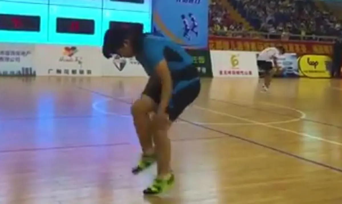 สุดยอด!! เด็กหญิงจีน แข่งกระโดดเชือกไว ทำลายสถิติโลก คนดูยิ่งฮือฮา 30 วินาที กระโดดได้ 206 ครั้ง (คลิป)