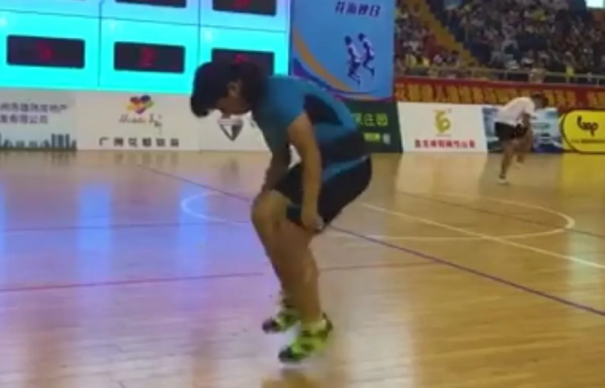 สุดยอด!! เด็กหญิงจีน แข่งกระโดดเชือกไว ทำลายสถิติโลก คนดูยิ่งฮือฮา 30 วินาที กระโดดได้ 206 ครั้ง (คลิป)