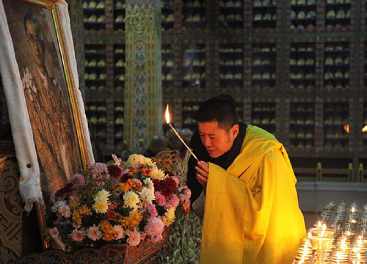 น้อยคนที่จะรู้ !! "๑๓ ตุลาคม" เป็นวันครบรอบอภิเษกสมรสของ "กษัตริย์จิกมี" แต่พระองค์ทรงสละ..ความสุขส่วนพระองค์เพื่อน้อมถวายอาลัย ในหลวง ร.๙