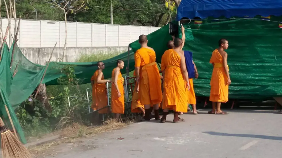 เคลียร์พื้นที่!!! บรรดาพระลูกวัด-ศิษย์ "ธรรมกาย" เร่งทำความสะอาดพื้นที่คลองหลวง (มีคลิป)