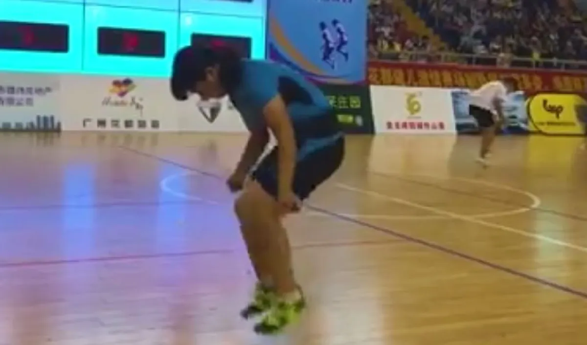 สุดยอด!! เด็กหญิงจีน แข่งกระโดดเชือกไว ทำลายสถิติโลก คนดูยิ่งฮือฮา 30 วินาที กระโดดได้ 206 ครั้ง (คลิป)