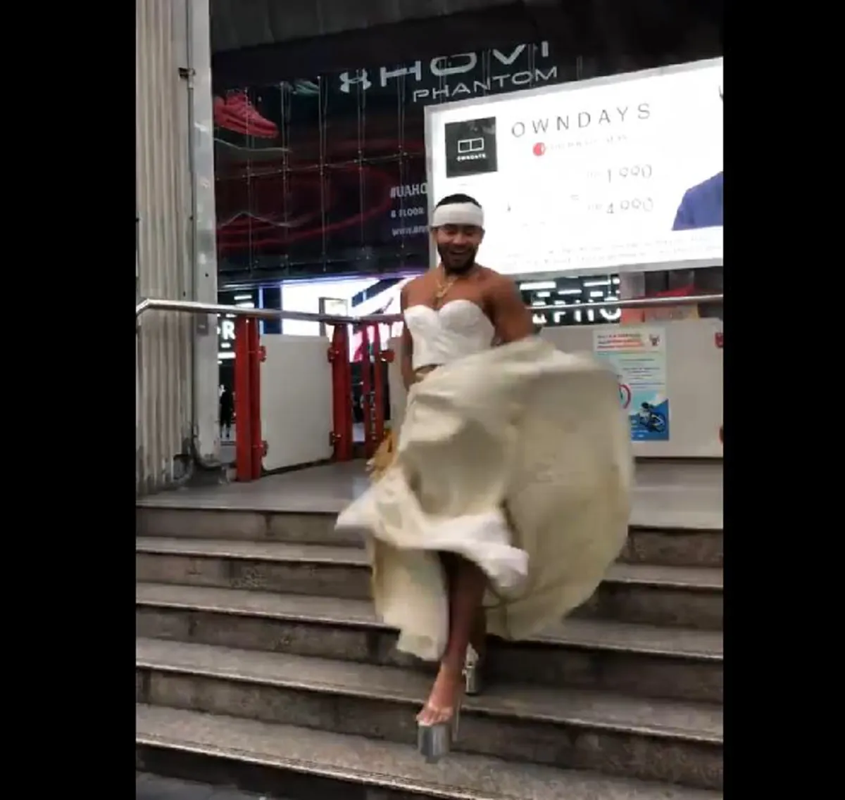 สะเทือนทั้งสยาม!! หนุ่มกล้ามโตแต่งหญิงชุดไทย เยื้องย่างกรีดกรายเดินโพสต์ท่าทั่ว BTS ซูมดูชัดๆ ตะลึงหนัก เธอคือซุปตาร์จากต่างแดน (คลิป)