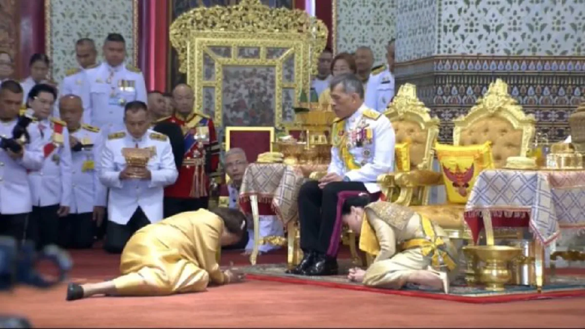 พระบาทสมเด็จพระเจ้าอยู่หัว โปรดเกล้าฯ พระราชทานเครื่องราชย์อิสริยาภรณ์