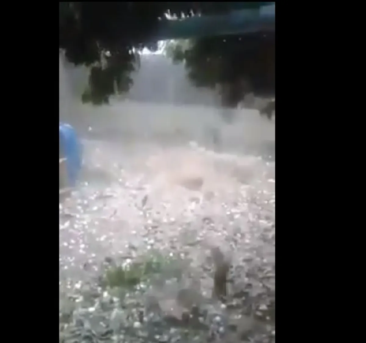 ดั่งฟ้าพิโรธ!! ชาวบังคลาเทศผงะ เจอพายุฝนพัดถล่ม หอบเอาลูกเห็บเม็ดเท่าควายร่วงหล่นดังสนั่น ปรากฏการณ์แปลกตาที่โคตรอันตราย (คลิป)