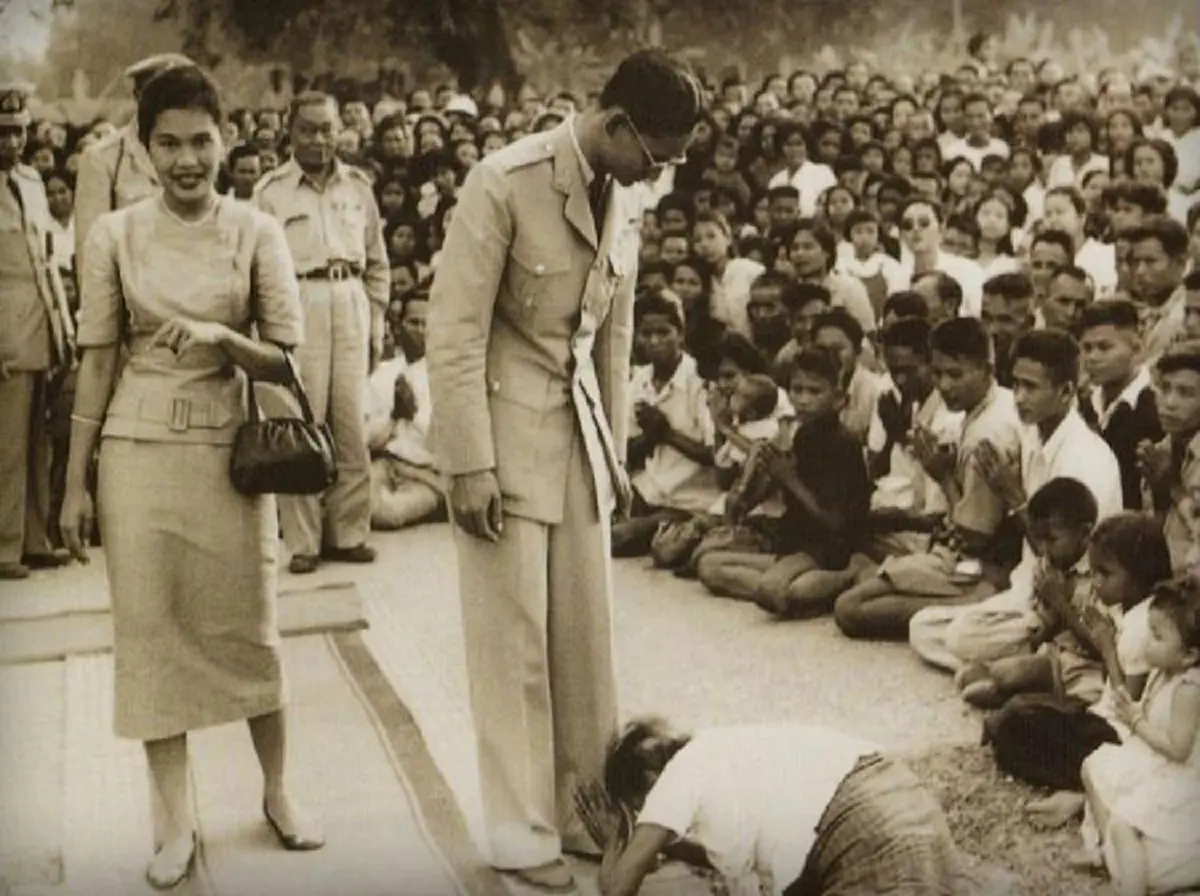 ไขข้อข้องใจ ‘ขอเป็นข้ารองบาททุกชาติไป’ คำนี้มาจากไหน ? (รายละเอียด)