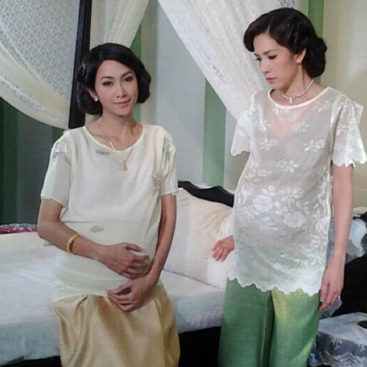 ยิ่งกว่าละครหลังข่าว !!  เธอคือสาวบ้านนอก ที่เข้าวงการมาแบบเสื่อผืนหมอนใบ เช่าห้องเล็กๆ อยู่ จนปัจจุบันกลายเป็นนางเอกแถวหน้าของประเทศ