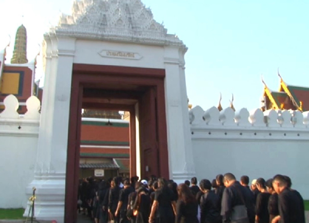 กรมศิลป์เผย 27 ก.พ. ฤกษ์ยกเสาเอกพระเมรุมาศ.....ขณะประชาชนยังทยอยเข้ากราบพระบรมศพอย่างเนืองแน่น