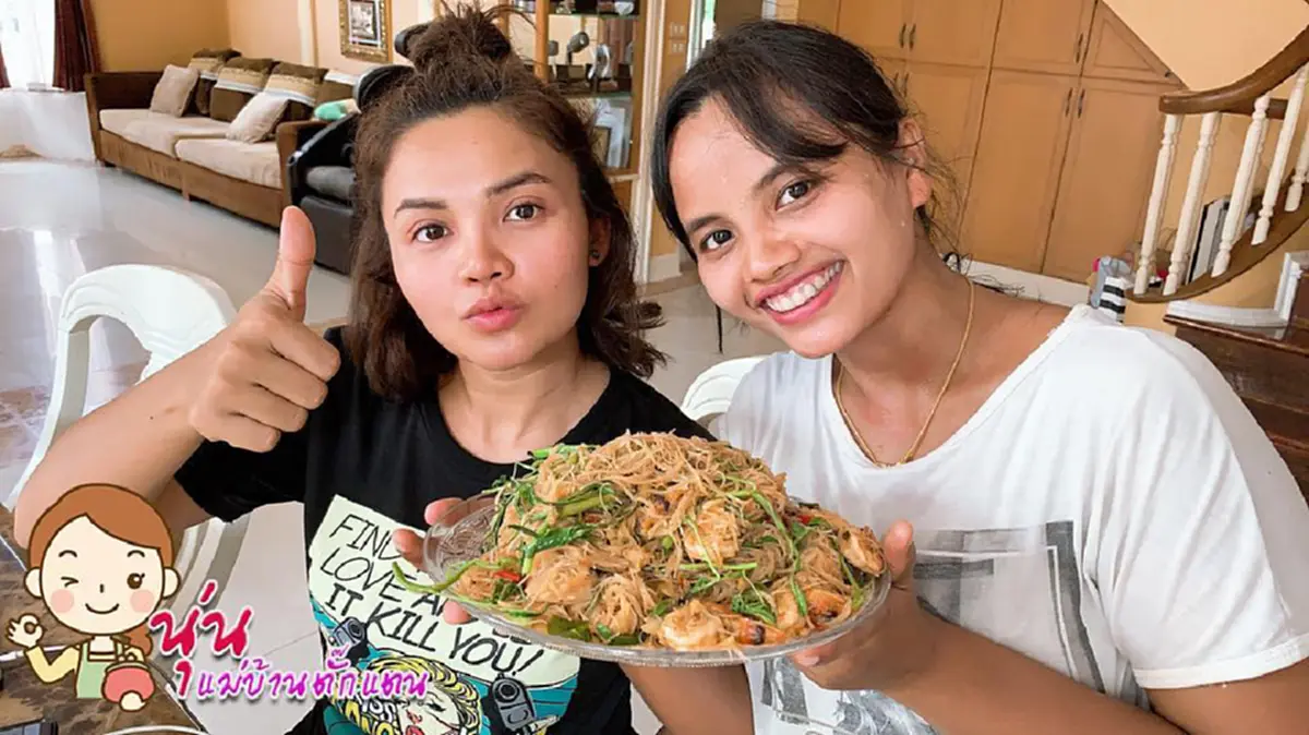 นุ่น แม่บ้านของตั๊กแตน ชลดา ผันเป็นยูทูบเบอร์ ล่าสุดรายได้งาม หอบแบงก์พันเป็นปึกมอบเจ้านาย