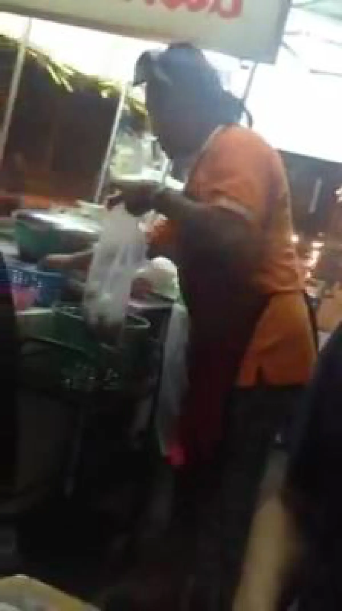 แชร์ถล่มทลาย!! คลิปแม่ค้าทำก๋วยเตี๋ยว 1 ถุง แต่กลับทำให้คนทั้งประเทศ น้ำตาไหล ชื่นชมสุดหัวใจ กับสิ่งที่เธอทำ!! (มีคลิป)