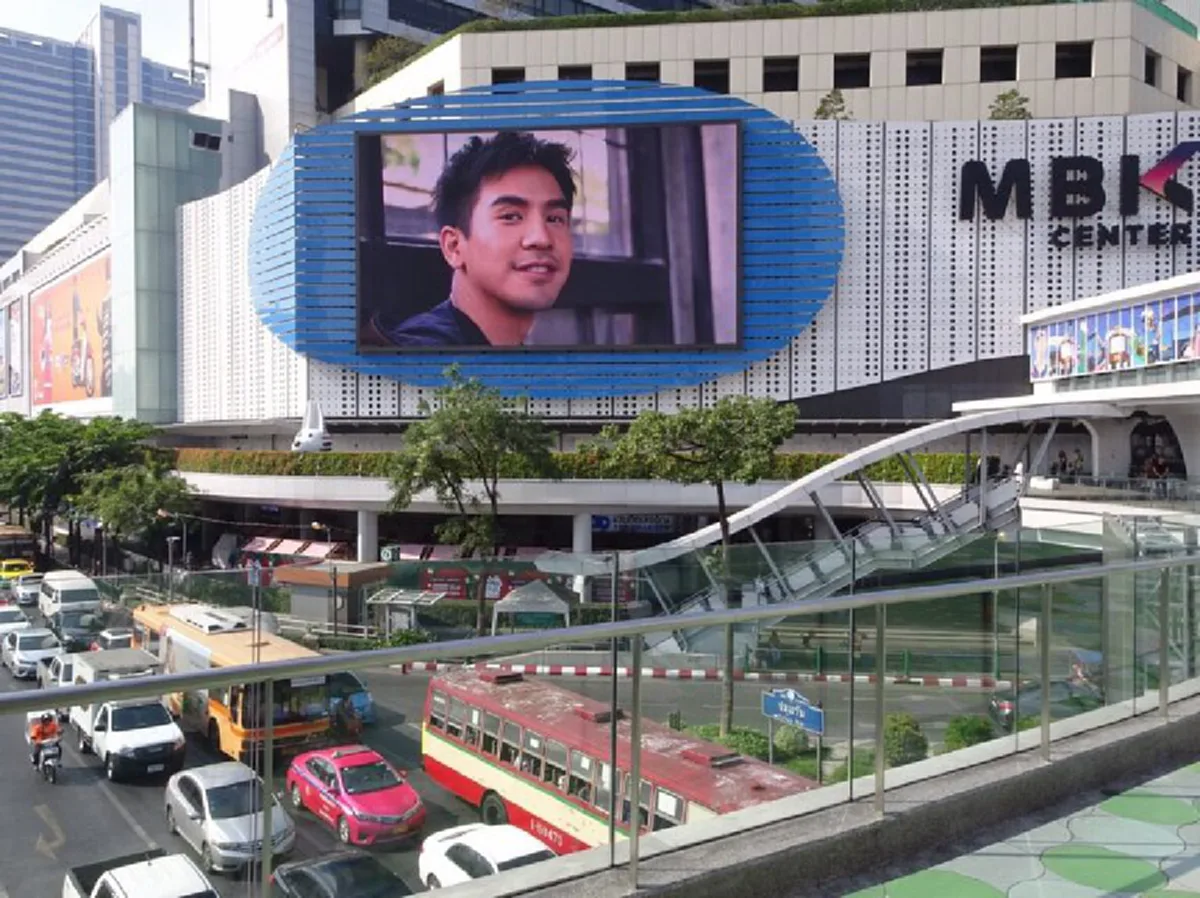 แฟนคลับไทย-จีน ทุ่มเงินเหมาจอทั่วเมืองกรุง เปิดวีดีโออวยพรวันเกิด "โป๊ป ธนวรรธน์" ครบรอบ 36 ปี