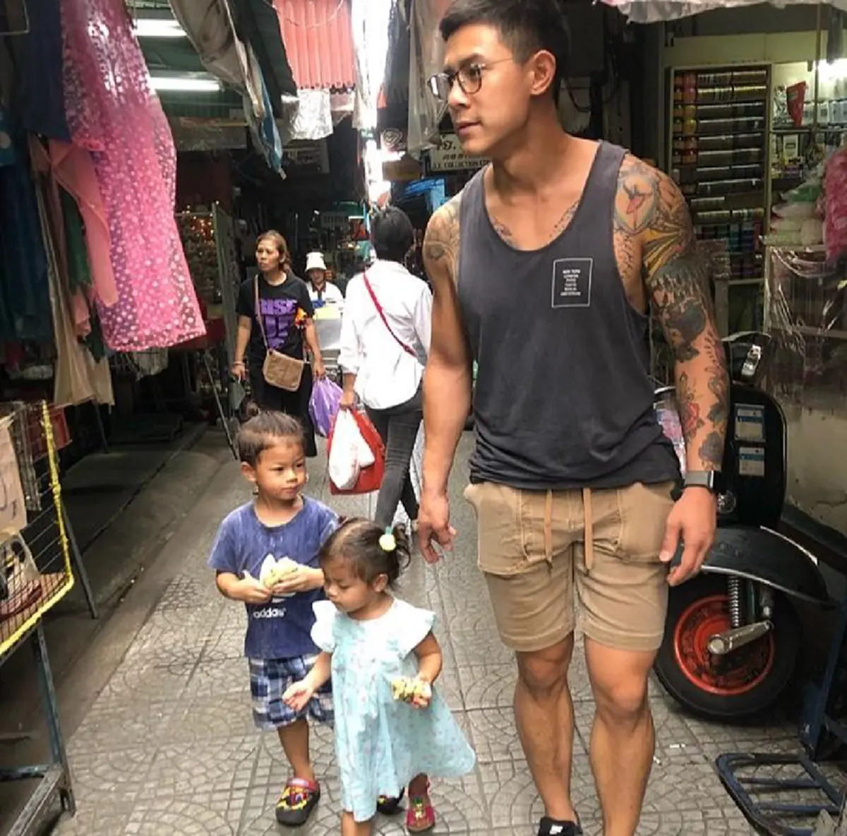 ชีวิตไม่ติดหรู! "กาย-ฮารุ" กระเตงลูกช้อปปิ้งตลาดสำเพ็ง ทำชาวเน็ตแห่ชื่นชม! (ชมภาพ)