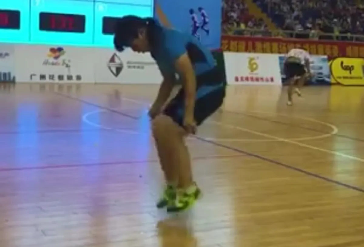 สุดยอด!! เด็กหญิงจีน แข่งกระโดดเชือกไว ทำลายสถิติโลก คนดูยิ่งฮือฮา 30 วินาที กระโดดได้ 206 ครั้ง (คลิป)