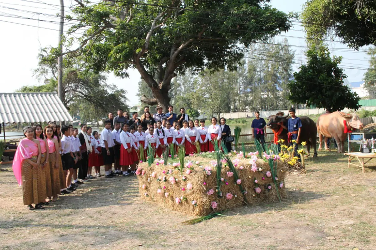 ฮือฮา!! ควายกรุงเก่าจูบปากเข้าประตูวิวาห์ ฉลองวันวาเลนไทน์ เผยเจ้าสาวท้องอ่อนๆแล้ว!!