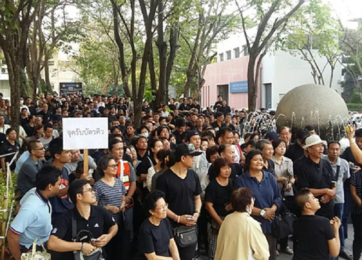 หนึ่งในดวงใจไทย!! ปชช.แห่แลกเหรียญกษาปณ์ที่ระลึก 2 วาระสำคัญ รัชสมัย "ในหลวง ร.๙" ชาวบ้านสุดตื้นตันตั้งใจเก็บบูชาเป็นโอกาสสุดท้าย!!??
