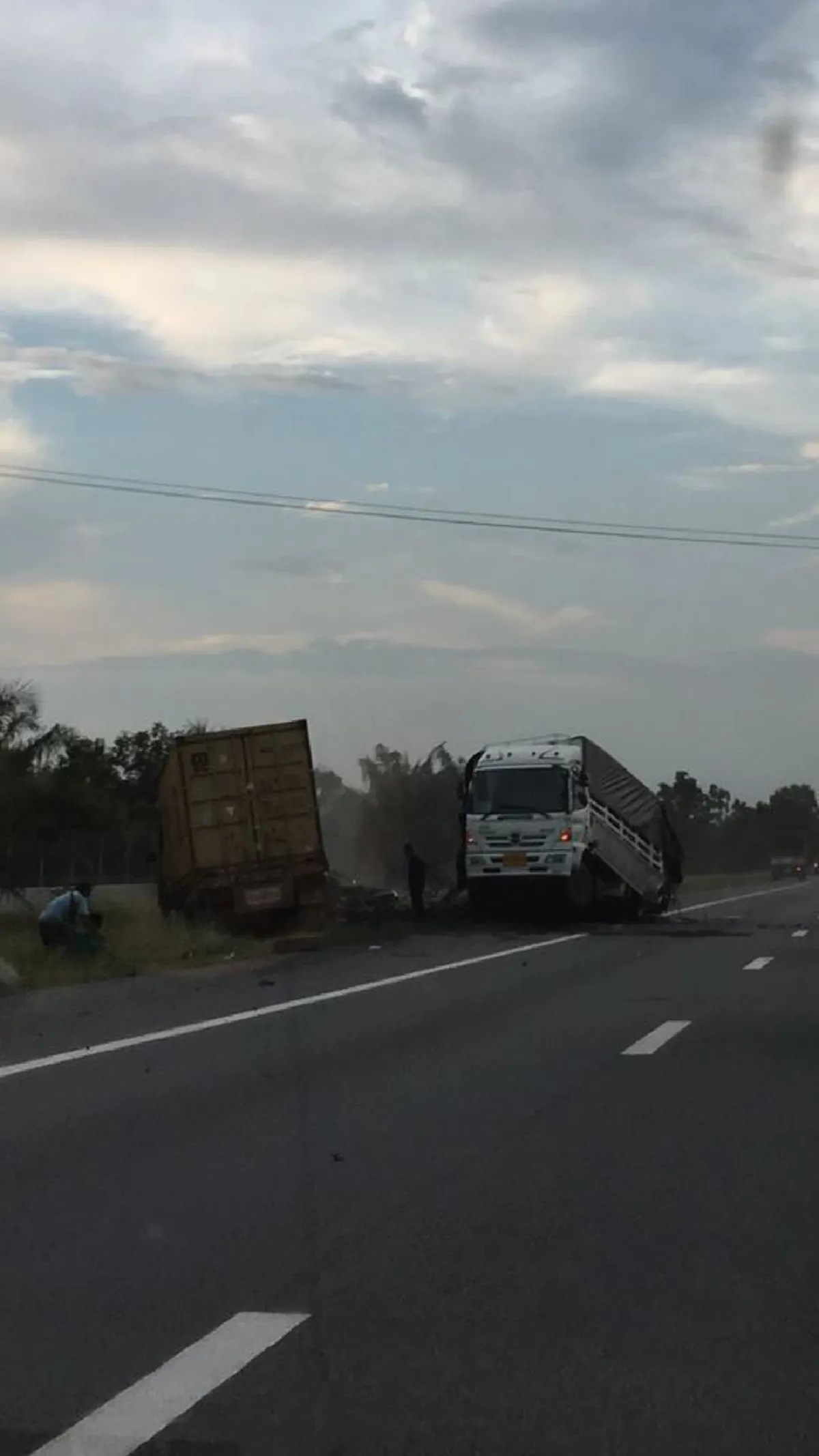 วินาศสันตะโร! สิบล้อชนกันยับ? บน "มอเตอร์เวย์" มีคนตายเกลื่อน! (ชมคลิป)