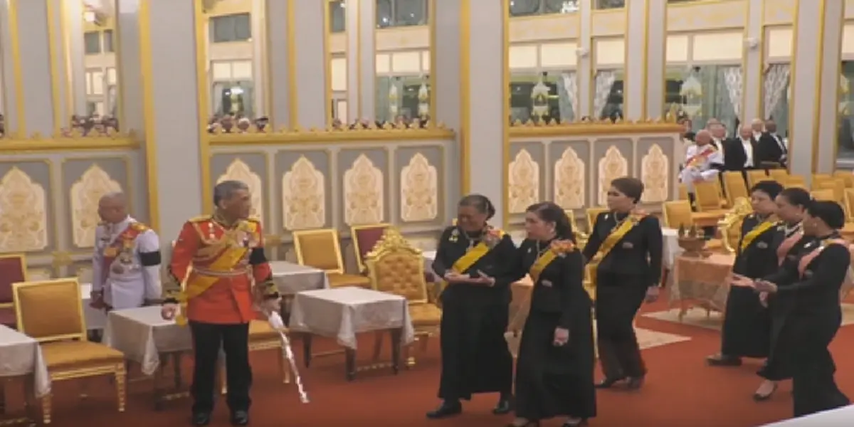 ในวันโศกเศร้าที่สุดยังมีรอยยิ้ม…ภาพความงดงาม-ความรักอบอุ่น กับวินาทีสมเด็จพระเจ้าอยู่หัวทรงหันพระพักตร์ทอดพระเนตรสองพระกนิษฐภคินี