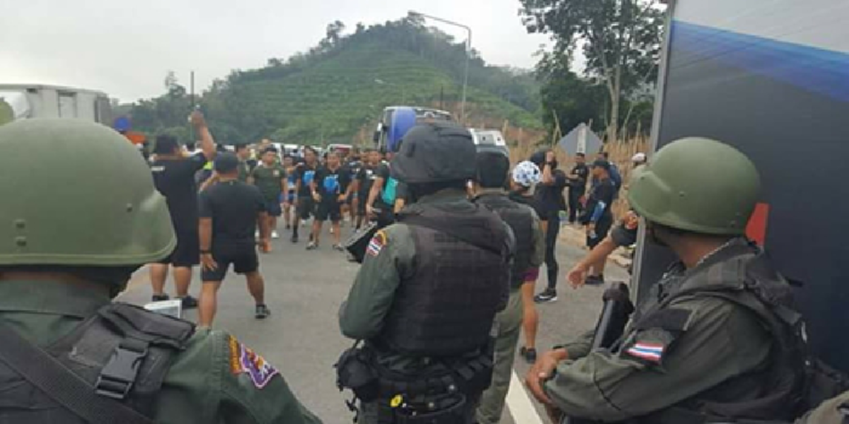 ขอบคุณพี่ๆดูแลผม ตูนยกมือไหว้จนท.ช่วยดูความปลอดภัย ขณะทหารชมเป็นคนดี มีสัมมาคารวะขอให้สู้ๆ พบวิ่งยะลาได้วันละล้าน มุ่งหน้าสู่ปัตตานีต่อ?!?