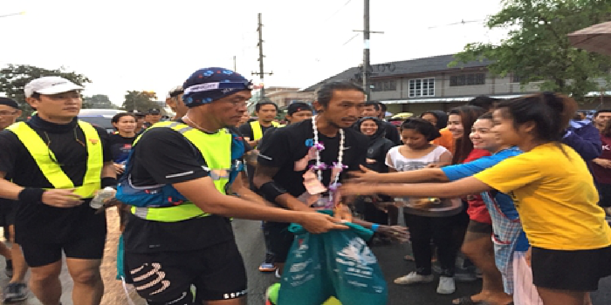 ไม่ใช่แสงสุดท้าย?!? พี่ตูนน้ำตาซึม ต้องหยุดวิ่งเมื่อเจอหมอพยาบาลจุดเทียน-ร้องเพลงต้อนรับ พร้อมกล่าว ผมเป็นเพียงส่วนหนึ่งที่เข้ามา...???