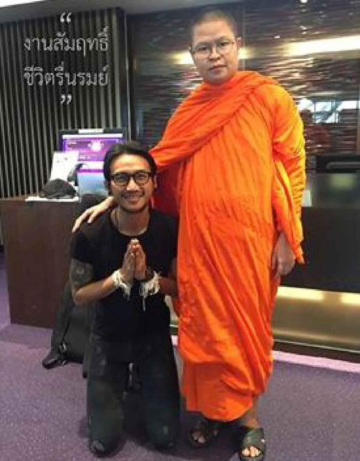 ก้อย-ตูน ที่รู้จักเป็นคนถ่อมเนื้อถ่อมตน!?! ว.วชิรเมธี ยกตูนจิตโพธิสัตว์ ทำความดีรับใช้เพื่อนมนุษย์ด้วยตัวตนที่เล็ก นำงานศิลปะประมูลมอบ17ล้าน