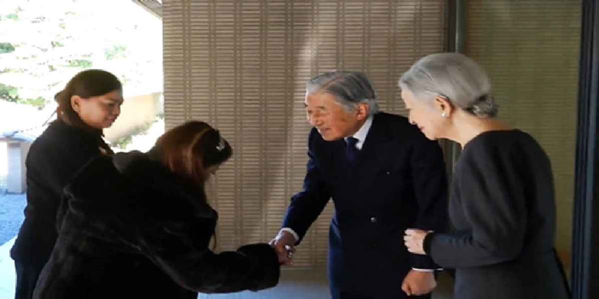 ปลื้มปีติสายสัมพันธ์แนบแน่น...พระจักรพรรดิอะกิฮิโตะพร้อมพระจักรพรรดินีมิชิโกะเสด็จออกพระราชวังอิมพีเรียล ทรงรับฟ้าหญิงจุฬาภรณ์ด้วยพระองค์เอง