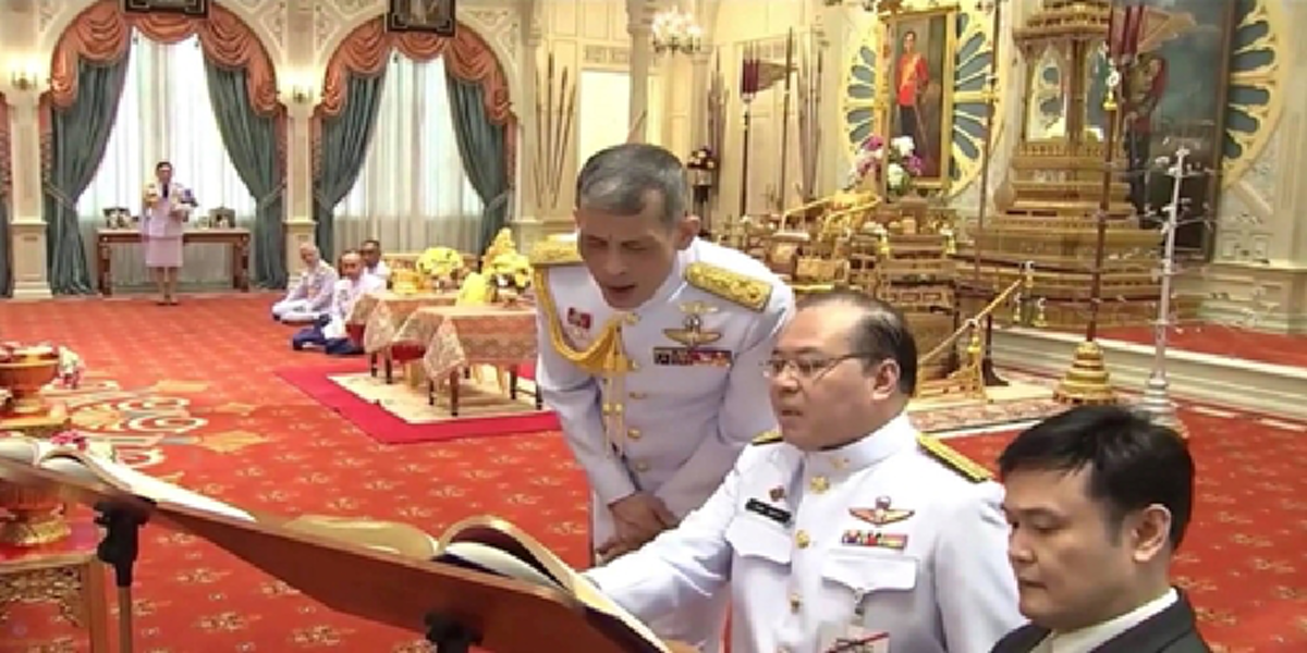 ทรงพระเกษมสำราญ...สมเด็จพระเจ้าอยู่หัวทรงแย้มพระสรวล ท่านผู้หญิงทัศนีย์ พระอาจารย์ ถวายพระไตรปิฏก บันทึกเสียง จดลิขสิทธิ์บนผืนแผ่นดินไทย