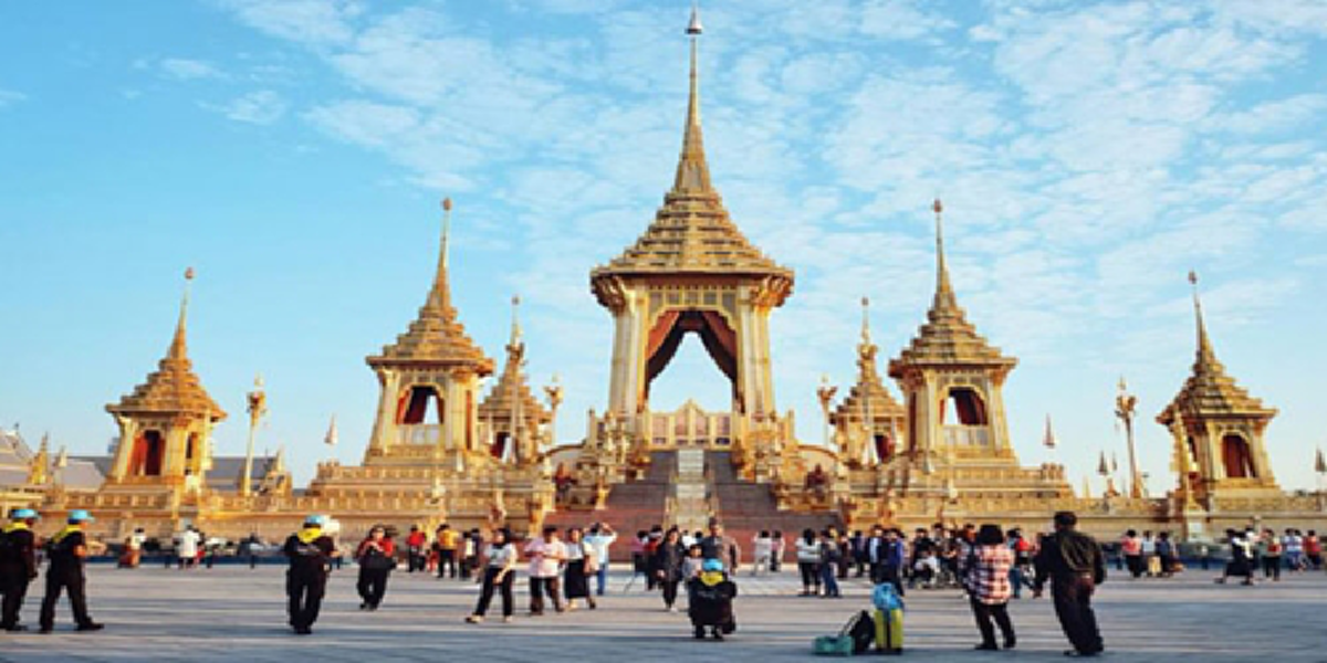 สุดตื้นตัน…สมเด็จพระเทพฯทรงกราบพระเมรุมาศครั้งสุดท้ายบนชานบันไดชั้น2 ปชช.ปลาบปลื้มร่ำไห้ไม่รู้มาก่อนจะเสด็จฯ