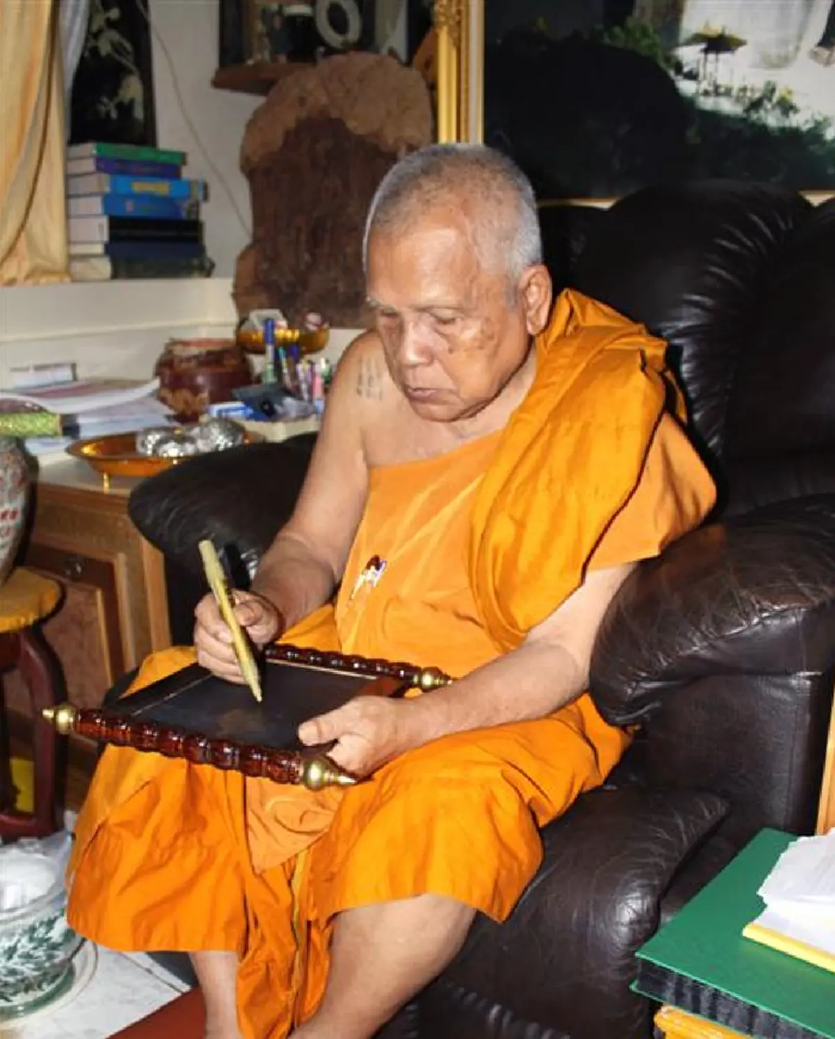 เทพเจ้าแห่งเขาคิชฌกูฏ!!  เปิดประวัติอัศจรรย์ “พ่อท่านเขียน ขันธสโร”  ผู้สร้างตำนานแดนบุญเขาคิชฌกูฏ เจ้าตำรับน้ำมันว่านอันศักดิ์สิทธิ์