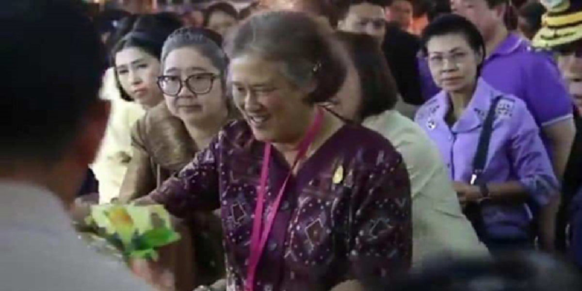 สุดปลาบปลื้มยิ่งแล้ว...ปชช.เดินตลาดโคกมะตูมเจอพระเทพฯเสด็จส่วนพระองค์ ต่างเฝ้าฯถวายดอกไม้ ทรงยืนรับอย่างเป็นกันเองพร้อมแย้มพระสรวล (มีคลิป)