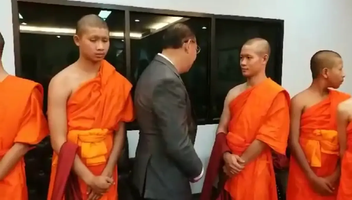 ภาพนี้ที่รอคอย ผู้มีพระคุณ  ผู้ว่าฯณรงค์ศักดิ์ค้อมศีรษะยกมือไหว้พระเอก 11สามเณรหมูป่า เรียกท่านว่าพ่อ (คลิป)