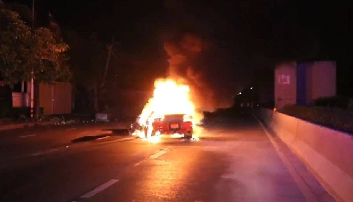 หนุ่มนร.นอกวัย17 ซิ่งฟอร์ดมัสแตง ชนรถขนทรายบึ้มสนั่นไฟท่วม เด็ก3ชีวิตสุดระทึก