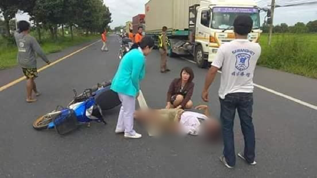 ผอ.รพ.สาว เสี่ยงชีวิต เจอนร.มอเตอร์ไซด์ล้มสาหัส โดดขวางถนนช่วย รถบรรทุกหวิดเหยียบซ้ำ