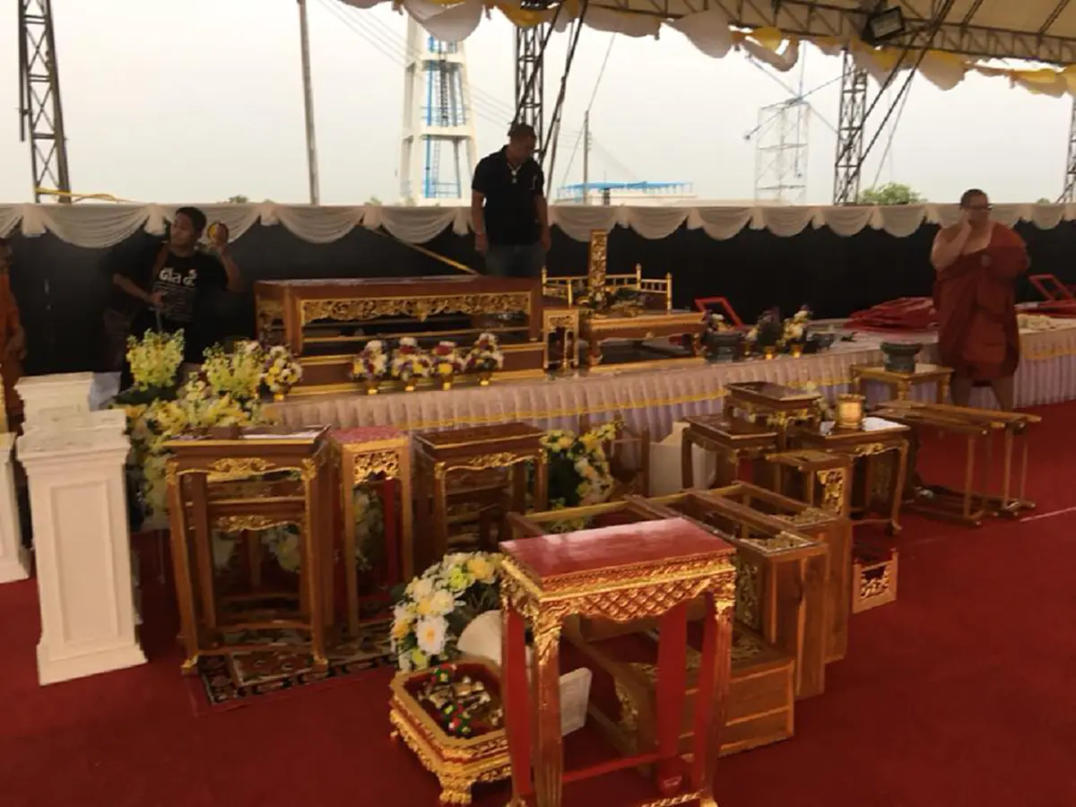 แห่สาธุ ดาราหนุ่มเค ภัทรพล ถอดจีวรห่มหุ่นขี้ผึ้งหลวงพ่อเพี้ยน เจอพายุฝนก่อนพิธีพระราชทานเพลิง