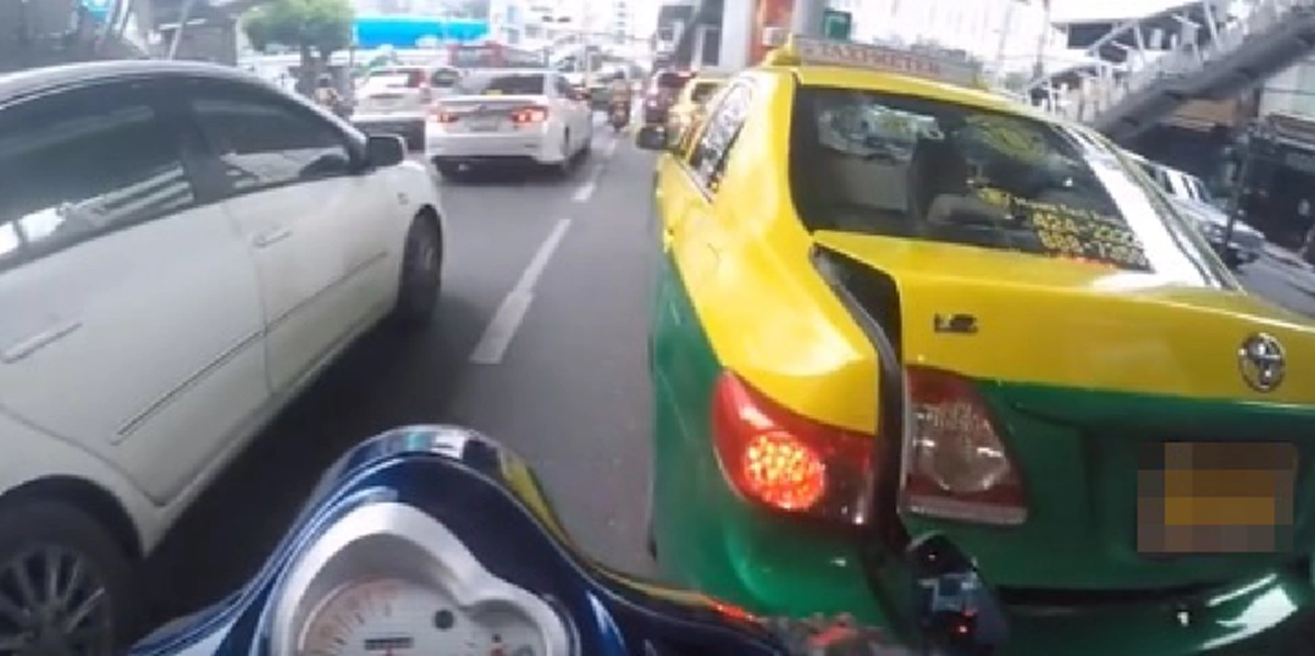 เปิดหน้า:ดูใจคนดี หนุ่มอาสาปิดฝากระโปรงแท็กซี่ แต่กลับโดนด่า! พบเพิ่งช่วยเข็นรถสองแถวแก๊สหมดไปส่งถึงปั๊ม