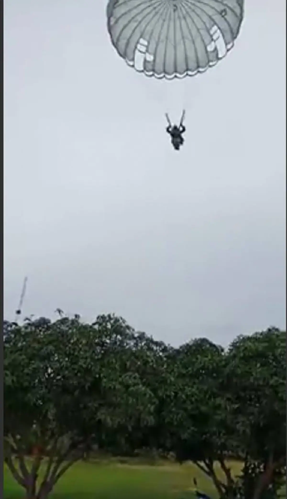 สดๆดูกันเลย! คลิปตำรวจพลร่ม กระโดดร่มจากฮ. สู่เบื้องล่าง เสียวระทึกร่วงต้นไม้