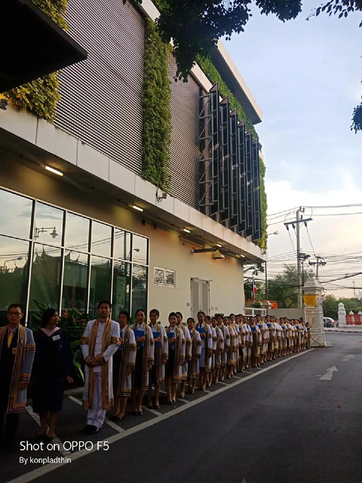 ไม่มีในหมายกำหนดการ พระเทพฯพระราชทานปริญญาเทคโนฯจิตรลดาเสร็จแล้ว แต่เสด็จกลับมาฉายพระฉายาลักษณ์ร่วม69บัณฑิต