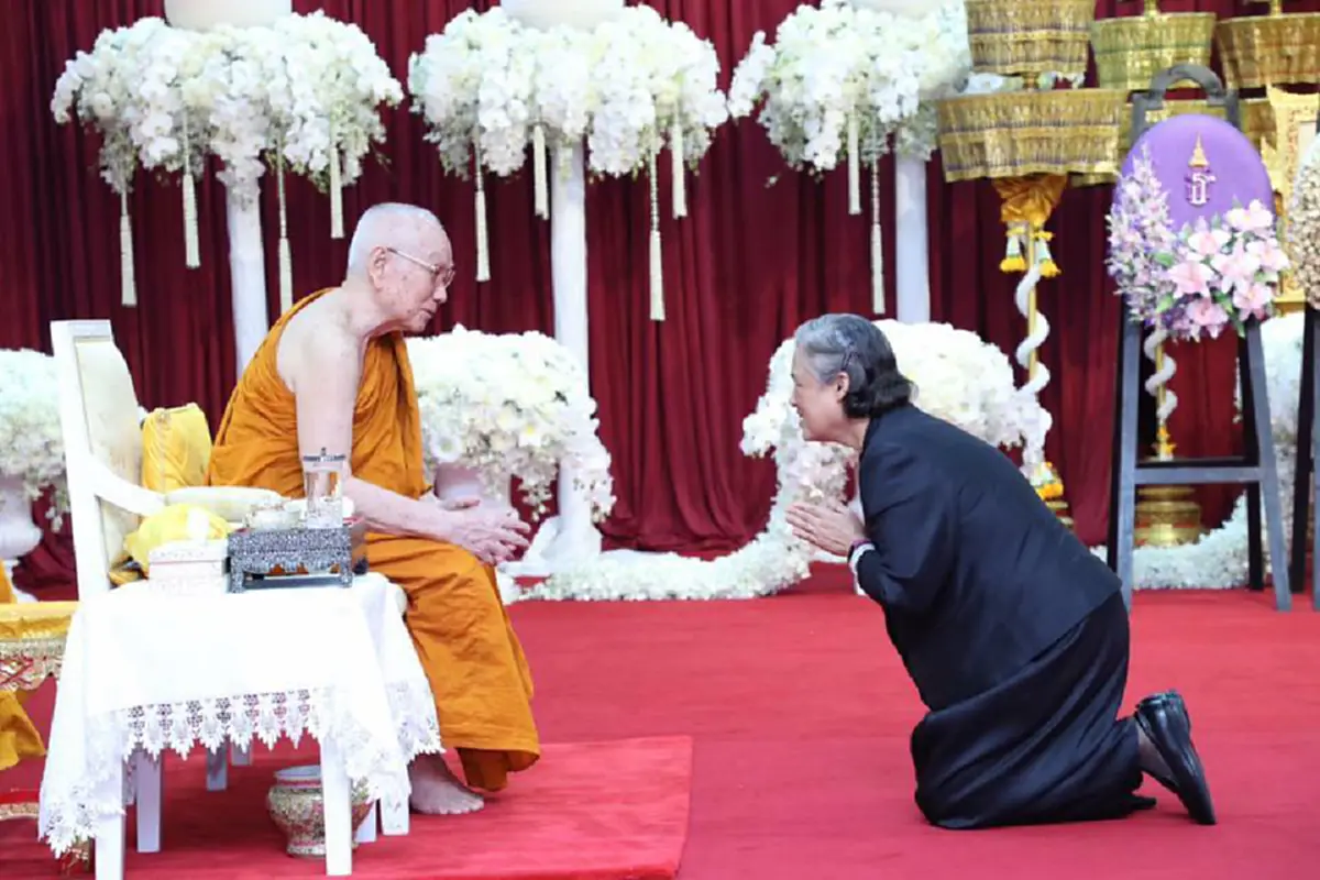 เจ้าฟ้าที่สุดอ่อนน้อม ภาพสมเด็จพระเทพฯทรงคุกเข่ายกพระหัตถ์ไหว้สมเด็จพระสังฆราชฯ