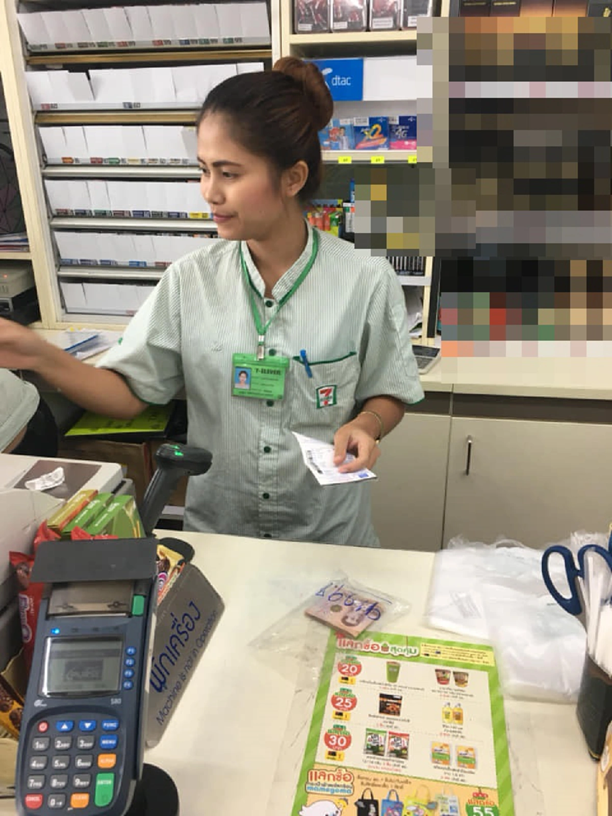 เจอแล้วหนุ่มพลเมืองดีเก็บถุงเงิน15,000บัตรATM ฝากร้านสะดวกซื้อ เจ้าของมารับคืนแล้ว