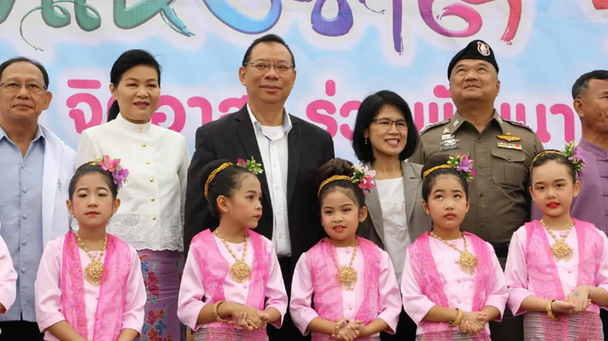 ณรงค์ศักดิ์ เปิดห้องให้เด็กๆนั่งเก้าอี้ผู้ว่าฯ แจกกระปุกออมสินพร้อมเงิน ขอเก่งแล้วต้องเป็นคนดีด้วย