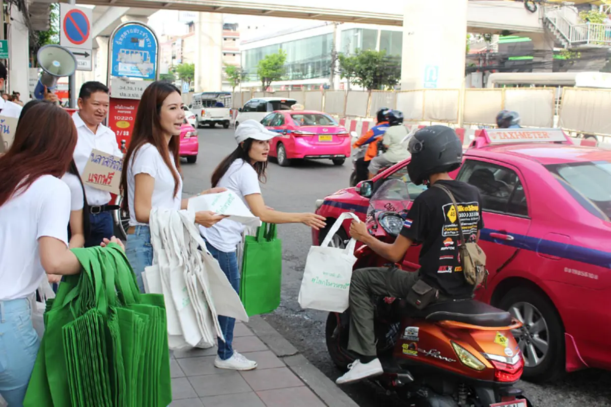กลุ่มคนวัยรุ่น ลดโลกร้อน แจกถุงผ้าฟรี