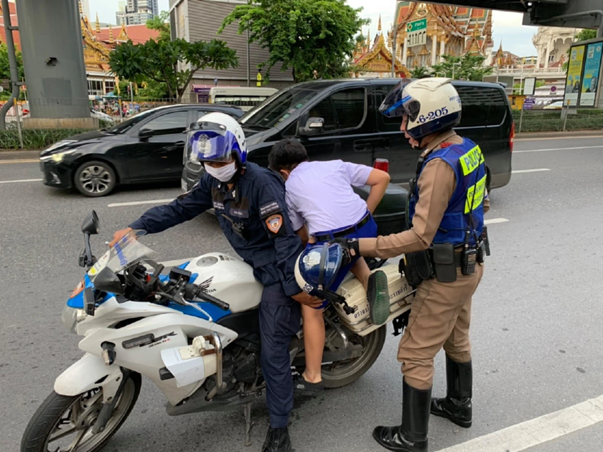 ชมคลิปตร.ช่วยเก๋งใช้จยย.ยันยาวกว่า4กม.ข้ามสะพานลาดชัน