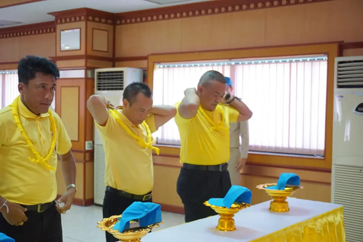 จตุพรรับหมวกผ้าพันคอพระราชทาน ก่อนชวนยินดีเลี้ยงรับทอมผตห.หมิ่นสถาบัน4คดีพ้นคุก