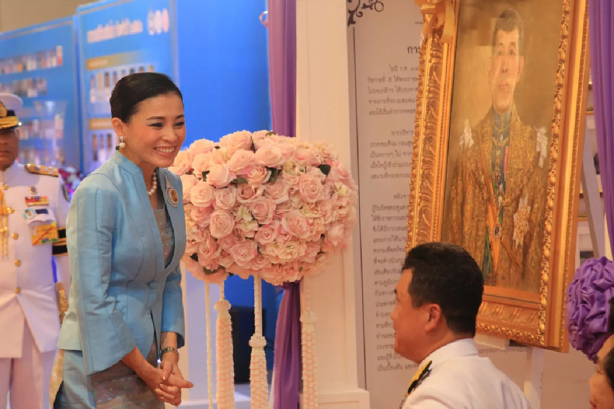 สมเด็จพระราชินีทรงเป็นกันเอง ทรงจับมือมาดามแป้งให้ลุกขึ้นยืน