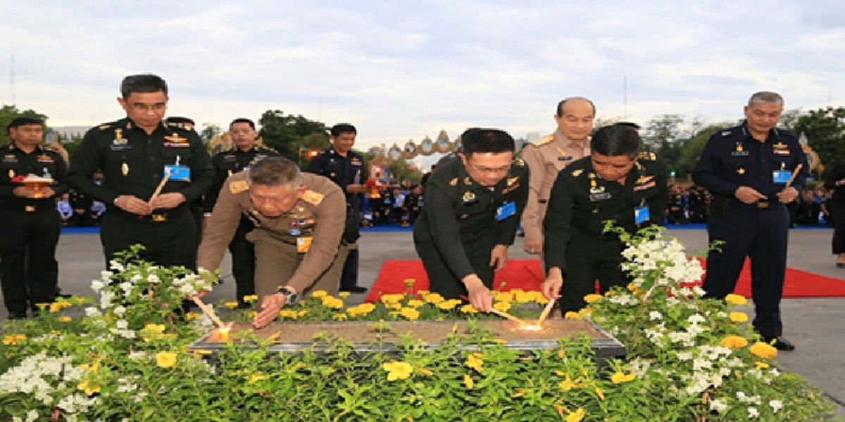 พรึบ!!!ด้วยใจรักภักดี “รองเลขาฯพระราชวัง”นำ“4ผู้นำเหล่าทัพ“กราบถวายบังคม“เสด็จพ่อร.5”ลานพระรูปฯก่อนรับเสด็จฯในหลวงรัชกาลที่10