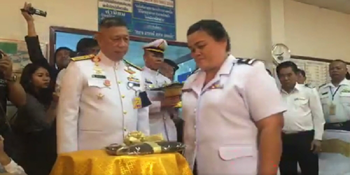 ปลาบปลื้มน้ำตาซึม!!!สมเด็จพระเจ้าอยู่หัว โปรดเกล้าฯพระราชทานกระเช้าของขวัญพนักงานเก็บค่าโดยสารปอ.511เก็บเงินล้านคืนเจ้าของ