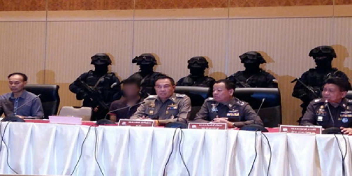 เรื่องมันแดง?!? ว่อน!!!รูปรองผบก.พายิ่งลักษณ์หนี ถ่ายภาพร่วมเมย์-อียู แดงฮาร์ดคอร์โดนหมายหัวบงการระเบิดพารากอน -มีหมายจับอาวุธยิงถล่มกปปส.?!