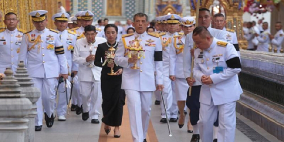 พระเมตตาไม่ใช่แค่ห่วงปชช.ร้อน!?! ยังจำได้ไหมในวันฝนตก จู่ๆพระองค์ก็ลงจากรถ พระกลดแค่สัญลักษณ์ไม่ช่วยกันฝน ท่านเกรงใจพสกนิกรมาก ท่านรักคนไทย