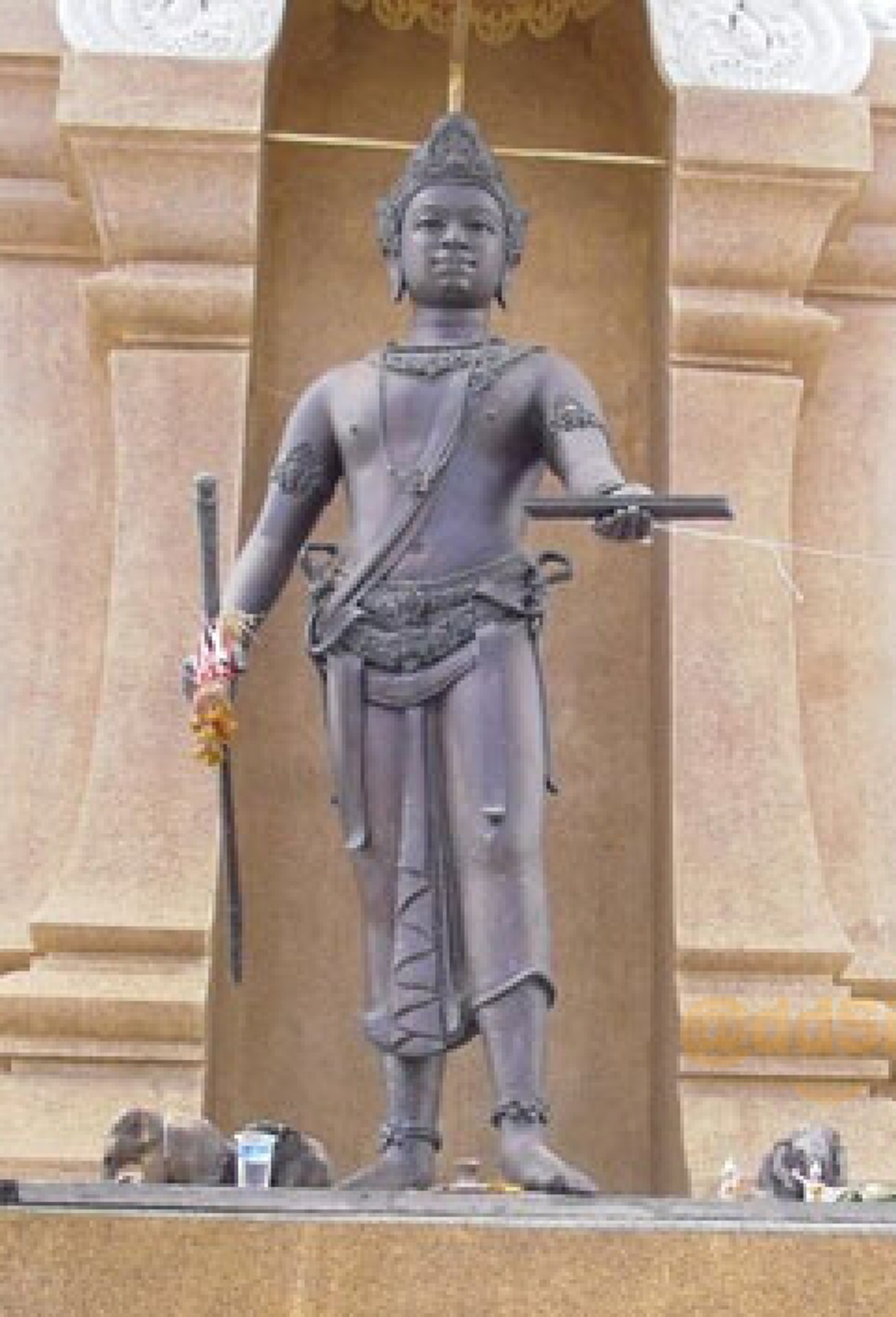 เปิดตำนานพระบรมธาตุสวี! หนึ่งชีวิตของทหารกล้า สละเพื่อรักษาเจดีย์แห่งนี้ตลอดมาและยังคงปกปักษ์รักษา เป็นที่มาของ "ศาลพระเสื้อเมือง" แห่งชุมพร