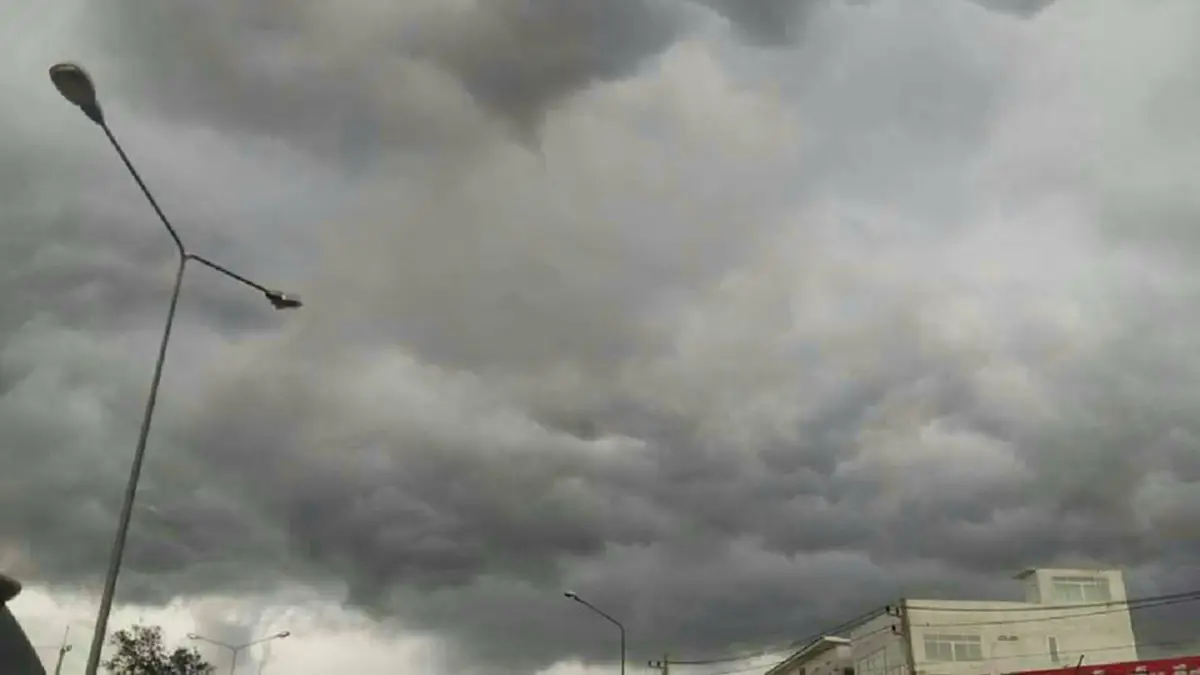 อุตุฯเตือน!!! ไทยยังคงมีฝนตกหนาแน่น 42 จังหวัดเตรียมรับมือฝนฟ้าคะนอง ระวังน้ำท่วมฉับพลัน ภาคใต้มีคลื่นสูง เรือเล็กงดออกจากฝั่ง!!