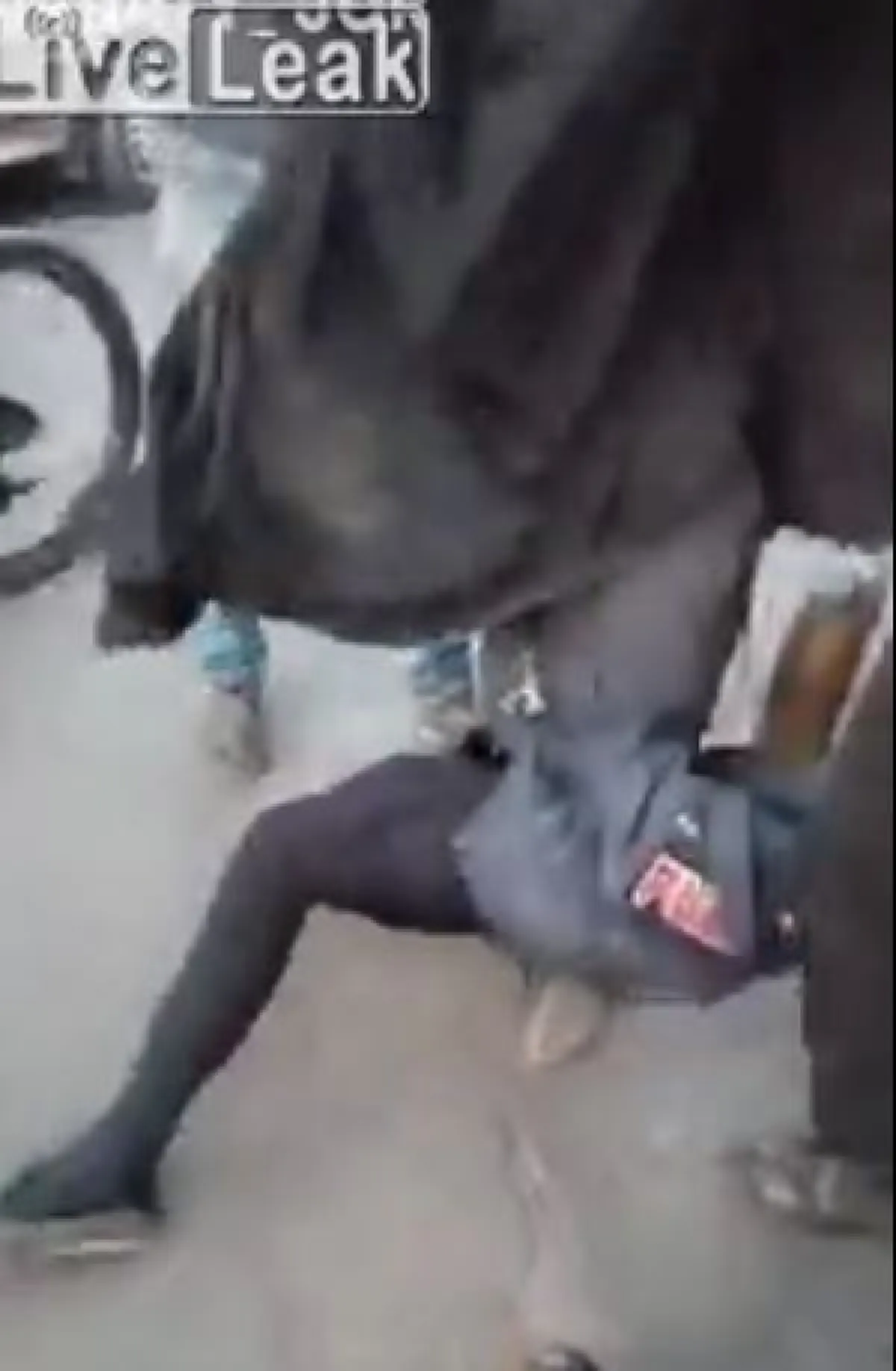 อย่ามาหลอกกู!! สองหนุ่มซุ่มมองขอทานสาวมุสลิม ทำท่ามีพิรุธ ตัดสินใจเดินเข้าไปถกผ้าคลุม โป๊ะแตก หลอกกันหน้าด้านๆ หนวดมึงเฟิ้มเชียว (คลิป)